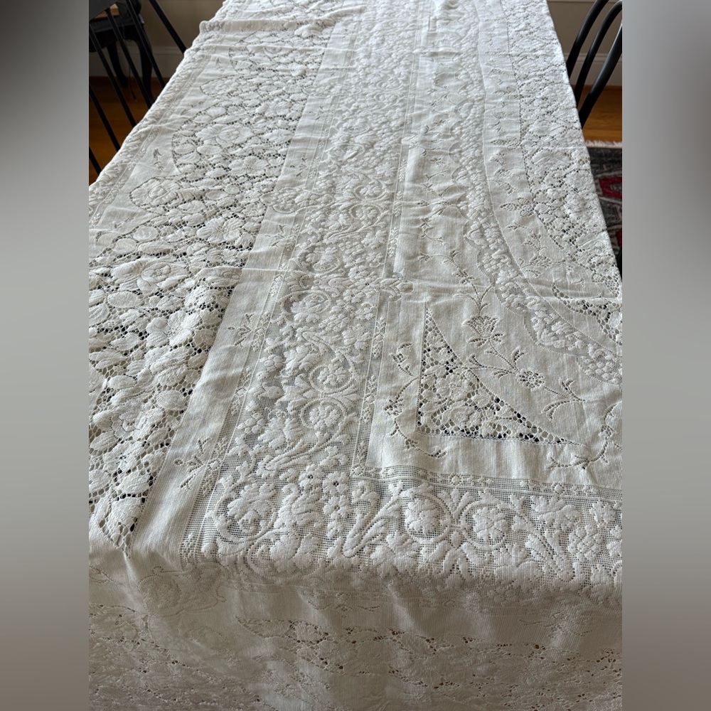 Gorgeous Large Vintage Cream Lace Tablecloth - Picture 9 of 10